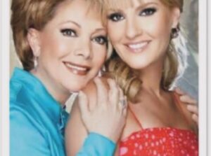 Chantal Andere Instagram - Mamá! Feliz cumpleaños!!🎁 No tengo más que agradecerle a la vida por poder seguir celebrándote y honrando tu vida. No hay palabras para expresar el amor tan inmenso que te tengo y lo bendecida que me siento de ser tu hija. Celebro a la maravillosa mujer, actriz,abuela, amiga, hija, suegra, esposa y gran ser humano que eres. Deseo con toda el alma seguir a tu lado muchos años mas. Que me seas eterna. Te amo con toda el alma y te admiro en todos los sentidos como no lo imaginas ma!!! Larga vida mi reina 🙏🏻🙌🏻❤️🌹 #mama #felizcumpleaños #teamo #blessed #gratitud #vida #mireina 🥳