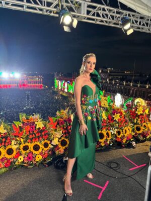 Chantal Andere Instagram - Gran día conduciendo “el grito de independencia de México “ VIVA MEXICO 🇲🇽🇲🇽🇲🇽 @telemundo @javierpoza @maribel_perez_makeup @carolina_gomez_marin @omarfernandez31 @ssmester @alepalomera1 @enriverolake 🌟🌟🌟