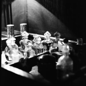 Charlotte Gainsbourg Instagram - la maison de mon père, mes images..
ses flacons de parfums
ouverture de la @maisongainsbourg le 20 septembre 2023
#maisongainsbourg #5bisruedeverneuil #sergegainsbourg #memories