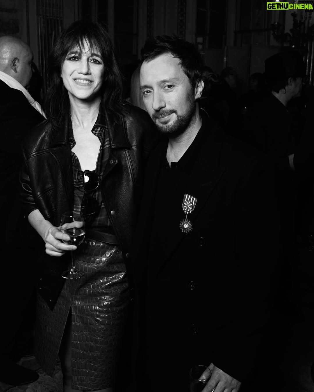 Charlotte Gainsbourg - 8.9K Likes - congratulations chevalier ! 

chevalier des arts et des lettres à @anthonyvaccarello