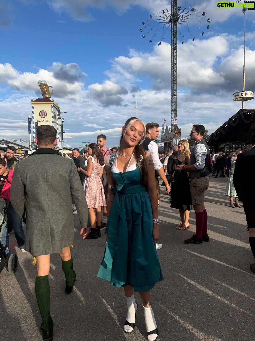 Cheyenne Ochsenknecht - 8.7K Likes - Ein Wiesn Dump sagt mehr als tausend Prosits. 
#madlwiesn 🍻🥨🎪🩷