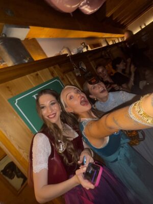 Cheyenne Ochsenknecht Instagram - Ein Wiesn Dump sagt mehr als tausend Prosits.
#madlwiesn 🍻🥨🎪🩷