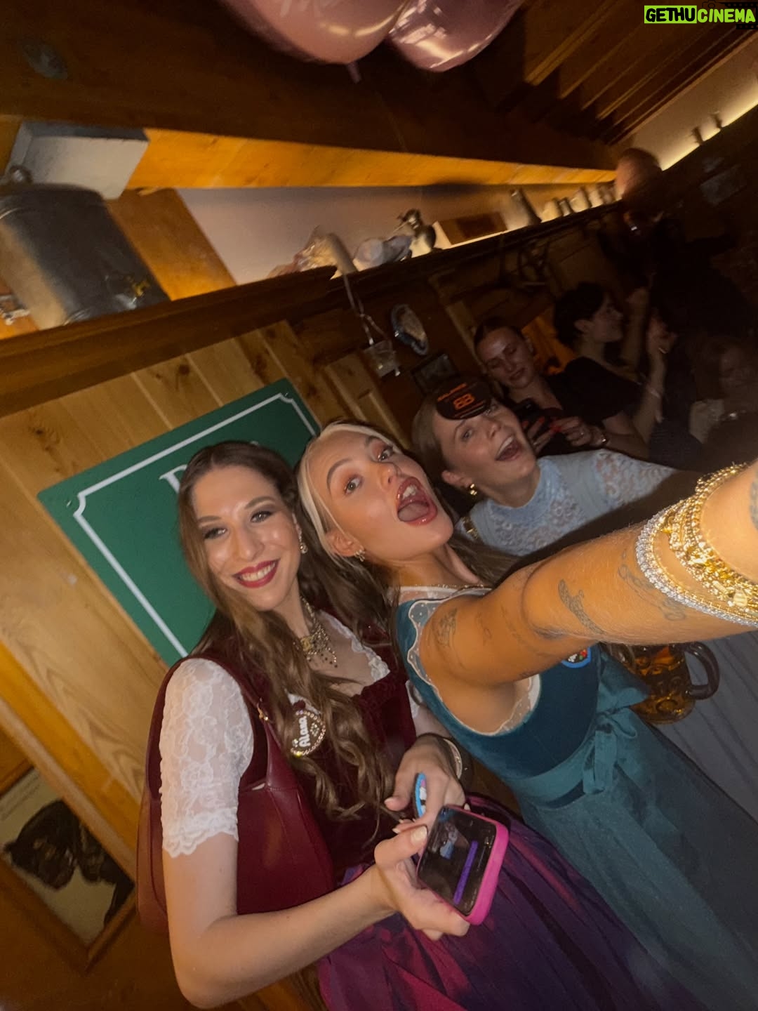 Cheyenne Ochsenknecht - 8.7K Likes - Ein Wiesn Dump sagt mehr als tausend Prosits. 
#madlwiesn 🍻🥨🎪🩷