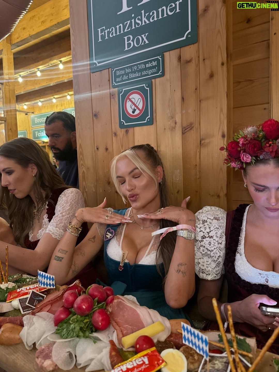 Cheyenne Ochsenknecht - 8.7K Likes - Ein Wiesn Dump sagt mehr als tausend Prosits. 
#madlwiesn 🍻🥨🎪🩷