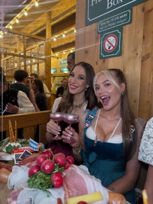 Cheyenne Ochsenknecht Instagram - Ein Wiesn Dump sagt mehr als tausend Prosits.
#madlwiesn 🍻🥨🎪🩷