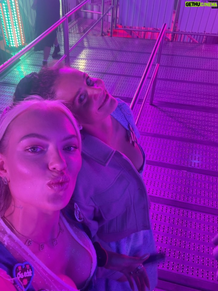 Cheyenne Ochsenknecht - 8.7K Likes - Ein Wiesn Dump sagt mehr als tausend Prosits. 
#madlwiesn 🍻🥨🎪🩷