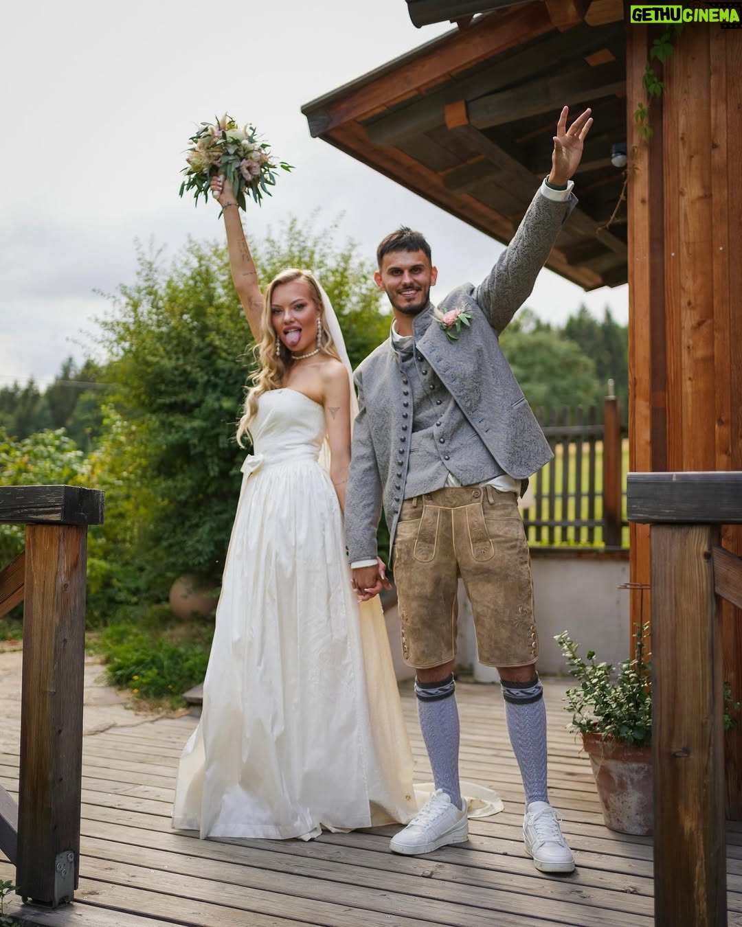 Cheyenne Ochsenknecht - 97.8K Likes - WE DID IT! 💍💒

@iambengo @skyoesterreich @skydeutschland @wowtvde @dieseochsenknechts