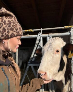 Cheyenne Ochsenknecht Instagram - 🤎🌾✨🚜👩🏼🌾🩷🐮🌞