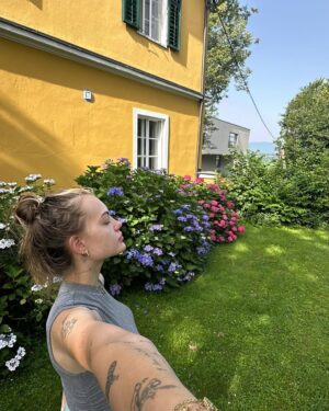 Cheyenne Ochsenknecht Instagram - Fresh start,new dreams - 2025, here we go!!💥✨🧿