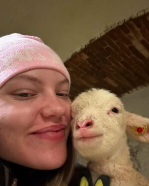 Cheyenne Ochsenknecht Instagram - pure farm joy ✨🌾🍼