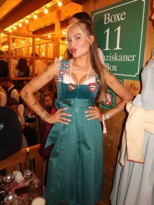Cheyenne Ochsenknecht Instagram - Ein Wiesn Dump sagt mehr als tausend Prosits.
#madlwiesn 🍻🥨🎪🩷