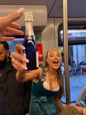 Cheyenne Ochsenknecht Instagram - Ein Wiesn Dump sagt mehr als tausend Prosits.
#madlwiesn 🍻🥨🎪🩷