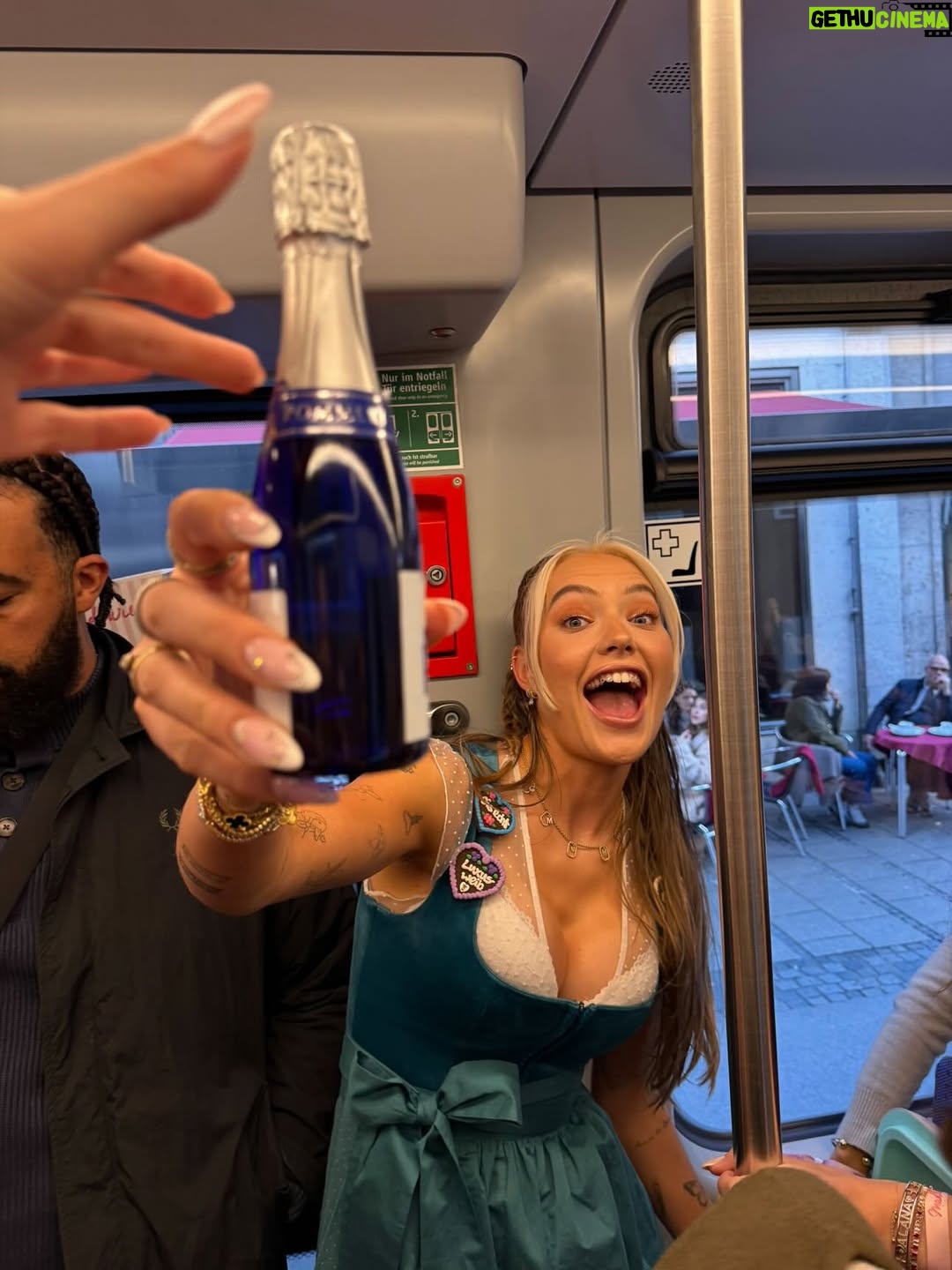 Cheyenne Ochsenknecht - 8.7K Likes - Ein Wiesn Dump sagt mehr als tausend Prosits. 
#madlwiesn 🍻🥨🎪🩷