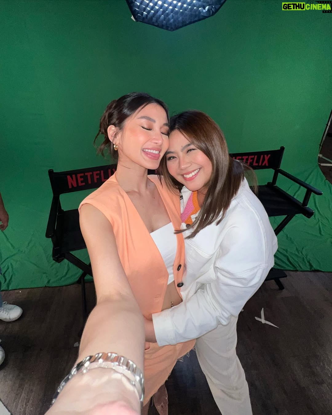 Chienna Filomeno - 88.2K Likes - ✨ PUTAHH ✨👇🏻

Isang linggo na po ang nakalipas ng maipalabas ang ‘Missed Connections’ sa Netflix! Thank you for the love you have been giving us! Higit sa lahat salamat sa pag intindi sa bawat karakter sa istorya. Thank you for not judging them. At the end of the day, gabi na. Char! Anyway, at the end of the day we’re just humans, we make mistakes, but the most important part is we own up to it and we make up for the wrong things we have done rather than not doing anything about it. Watching ‘Missed Connections’ is a legit roller coaster ride, we hope that you enjoyed the ride with us. 

At sa mga hindi pa po nakakanood Missed Connections streaming on @netflixph directed by direk @jelisechungortigas 🫶🏻