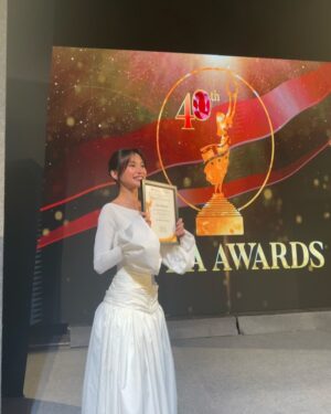 Chienna Filomeno Instagram - Maraming Salamat Film Academy of the Philippines para sa nominasyon sa kategoryang “Best Supporting Actress” at sa pagkilala sa A Very Good Girl sa naganap na 40th Luna Awards.

Nung nakita ko yung listahan ng mga nominado para sa Best Supporting Actress hindi ako makapaniwala para akong nananaginip dahil ang mga nakasama ko sa mga kategorya ay ang mga pinaka magagaling sa larangan. Kaya isang karangalan na mapabilang sa kategoryang iyon kasama sila Ms. Angel Aquino, Ms. Iyah Mina, Cassy Legaspi at ang 40th Luna Awards Best Supporting Actress Ms. Ana Abad Santos. Sila ang inspirasyon ko kaya patuloy kong pinagbubutihan sa larangan upang maging inspirasyon din ako sa mga susunod na henerasyon katulad ng kayo ang naging inspirasyon ko.

Salamat sa lahat po ng hurado ng 40th Luna Awards at higit sa lahat salamat sa mga guild sa patuloy niyong paglaban sa kung anong nararapat para sa ating manggagawa sa industriya. 

Zab Omila, salamat at pinakita mo sa akin ang mundo mo. Enjoyed every moment living in your shoes Zabby girl because A Zab a day, keeps the bad vibes awaaaay!!

To my Philo (best girl) Kath Kath salamat sa mga eksesang hinding hindi ko makakalimutan, sa pag supporta sa akin bawat eksena na meron tayo. Ily best girl! It’s so nice to be working with you again. ALWAYS 🤍

Mother Molly (fuck u Mother!! char! HAHAHA) ms D, salamat sa napaka warm mong presence, you are the coolest Mother Molly! Kabadong kabado ako na makaka eksena kita pero pinaramdam mo din sa aming lahat na itong proyekto na ito ay isang kolaborasyon, salamat sa pag bahagi mo nang iyong mga kaalaman.

Ms Missy, ate Kakki, ate Thea and Gabby, thank you for a wonderful experience! Ang dami kong natutunan po sa inyo. 🥺

Direk P, salamat sa’yo dahil tumaya ka sa akin at hinayaan mo akong i-explore ang buhay ni Zab. Thank you for challenging me direk! Ily P! 🥺🫶🏻

Sa BUONG production team lalo na ang mga manggagawa natin sa industrya yung mga nasa “BTS” malaki ang pasasalamat namin sa inyo, kayo ang dahilan bakit tayo nakakagawa nang magagandang Pelikula. Cannot wait to share our talent to the world and inspire more people with what we do.

Mabuhay ang Pelikulang Pilipino! 🤍 @filmacademyphil
