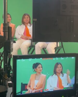 Chienna Filomeno Instagram - ✨ PUTAHH ✨👇🏻

Isang linggo na po ang nakalipas ng maipalabas ang ‘Missed Connections’ sa Netflix! Thank you for the love you have been giving us! Higit sa lahat salamat sa pag intindi sa bawat karakter sa istorya. Thank you for not judging them. At the end of the day, gabi na. Char! Anyway, at the end of the day we’re just humans, we make mistakes, but the most important part is we own up to it and we make up for the wrong things we have done rather than not doing anything about it. Watching ‘Missed Connections’ is a legit roller coaster ride, we hope that you enjoyed the ride with us. 

At sa mga hindi pa po nakakanood Missed Connections streaming on @netflixph directed by direk @jelisechungortigas 🫶🏻