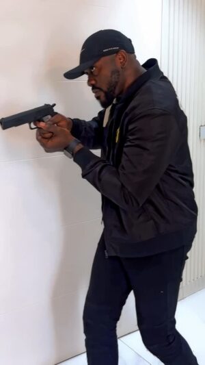 Chioma Akpota Instagram - Yinmu! Na only for dream awa Ancestor @aycomedian fit defeat a whole Capt Hakeem Balogun! If una no believe me make una go look wetin him take eye of full grown men see inside #HakeemSeekingJustice #incinemasfromAugust1