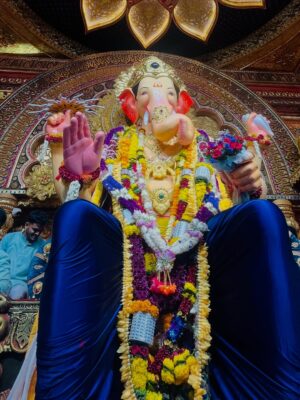 Chitranshi Dhyani Instagram - Apne bula hi liya bappa♥️
#lalbaughcharaja #ganpatibappa