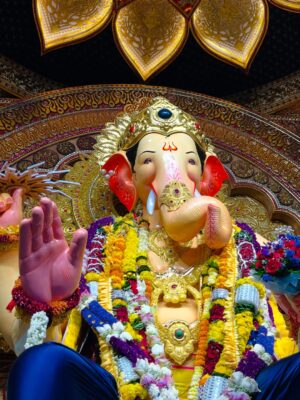 Chitranshi Dhyani Instagram - Apne bula hi liya bappa♥️
#lalbaughcharaja #ganpatibappa