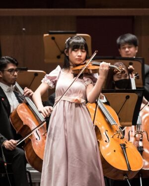 Chloe Chua Instagram - "Whether it was her sensitively-honed tone, natural phrasing or unimpeachable intonation, there were lots to admire." - @bachtrack
SSO Artist-In-Residence Chloe Chua performed Mozart's Violin Concerto No. 4 in D major on 12 & 13 Jan 2023, conducted by Music Director Hans Graf.
📷: @jackyamsc