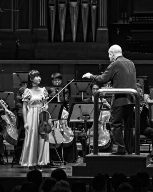 Chloe Chua Instagram - "Whether it was her sensitively-honed tone, natural phrasing or unimpeachable intonation, there were lots to admire." - @bachtrack
SSO Artist-In-Residence Chloe Chua performed Mozart's Violin Concerto No. 4 in D major on 12 & 13 Jan 2023, conducted by Music Director Hans Graf.
📷: @jackyamsc
