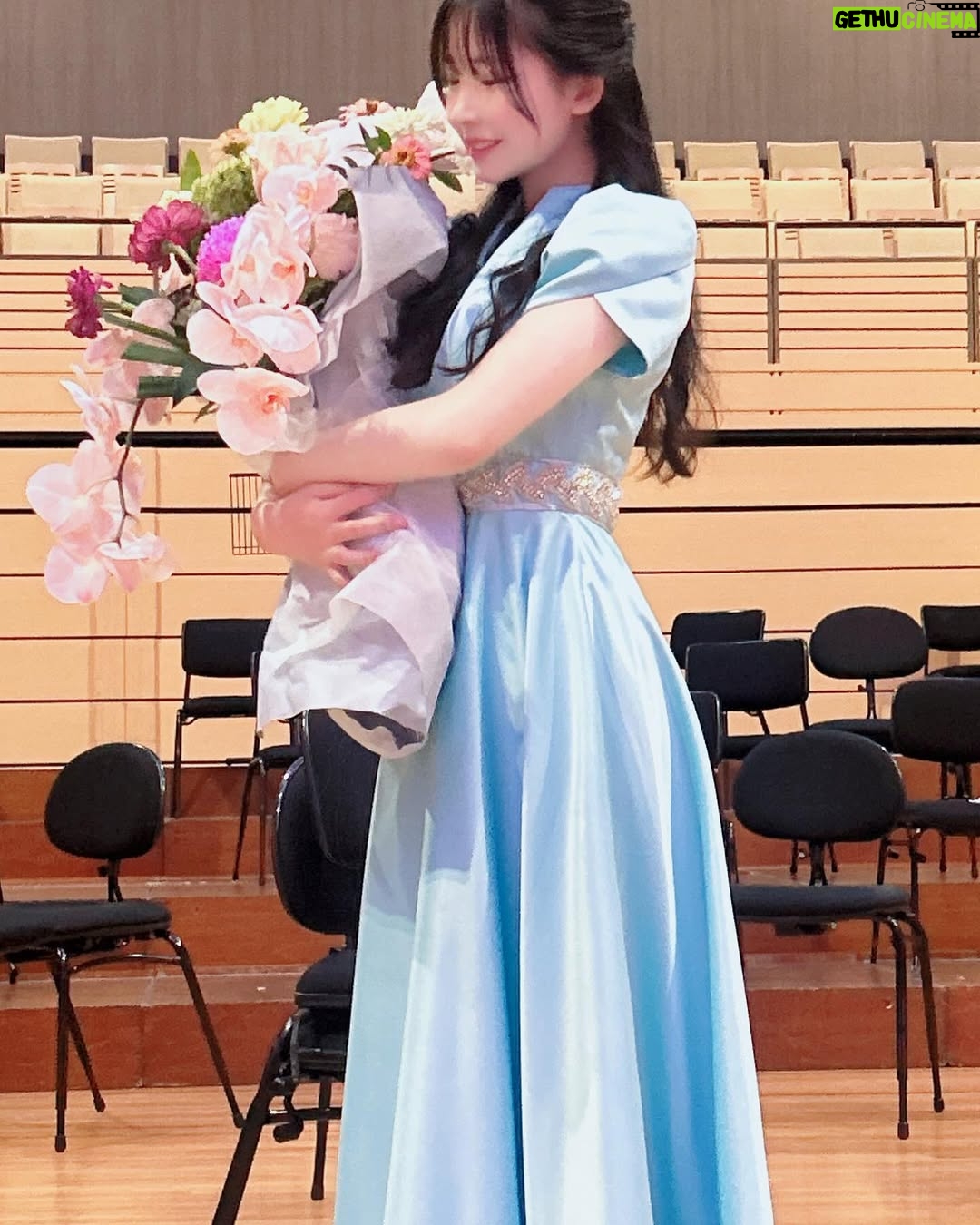 Chloe Chua - 5.4K Likes - And that’s a wrap for 2025 Australia tour 🇦🇺🔚!!
-

A huge thank you to Maestro Hans Graf, @isteinrockstar and @singaporesymphony for this unforgettable experience, it has truly been an honour travelling with you guys 🤩

Grateful to everyone who came and supported us in this debut tour as well, it really meant a lot to us (p.s. thanks for the labubu! 🤭) 

Also thank you Rachel and @atqpac for the champagne and the beautiful flowers! ☺️💐🍾

𝓑𝓻𝓲𝓼𝓫𝓪𝓷𝓮 𝟏𝟔/𝟐/𝟐𝟎𝟐𝟓