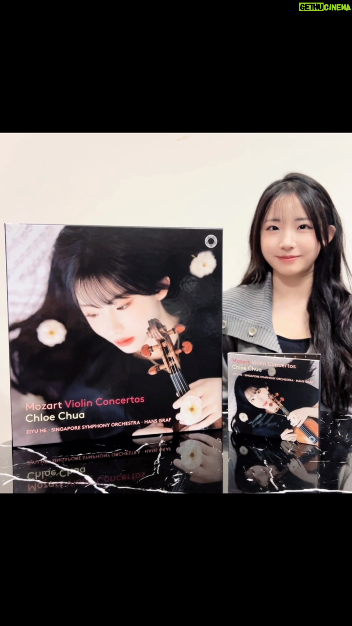 Chloe Chua - 5.5K Likes - @violinistchloechua @singaporesymphony Orchestra, maestro Hans Graf’s album and featuring @ziyuheviolin ‘Mozart Violin Concertos’ is out now! Available to listen on all streaming and download platforms including @applemusic @spotify @idagioofficial @prestomusiccom and physically on 3CD & luxury 4LP sets!

🎶 lnk.to/MozartViolinConcertoChua / 🔗 link in bio
.
.
.
.
.
.
#outnow #chloechua #mozart #singaporesymphony #sso #singaporesymphonyorchestra #violin #violinist #orchestra #orchestralmusic #newrelease #newalbum #singapore #mozartviolin #newreleasefriday #vinyl #lp