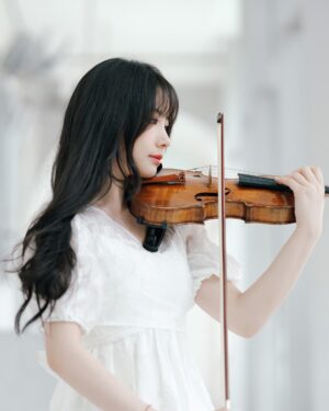 Chloe Chua Instagram - “Mozart’s music has always been very close to my heart. It has grown on me through much exposure to it since young. As one of the towering figures of the Classical era, Mozart’s prolific output is so frequently played on radio stations, in concert halls or even by students preparing for their music exams or competitions. I am especially enchanted by the elegant, youthful and energetic characteristics of his music. Hearing and playing Mozart’s works makes me feel alive - as if I have just taken a breath of fresh air.” @violinistchloechua
Mozart: Violin Concerto No. 2: III. Rondeau. Allegro from Chloe Chua’s forthcoming album ‘Mozart Violin Concertos’ with @singaporesymphony, @ziyuheviolin & maestro Hans Graf is out now! Listen on @applemusic @amazonmusic @spotify @qobuz and more!
🎶 lnk.to/MozartViolinConcertoChua / 🔗 link in bio
.
.
.
.
.
#newrelease #comingsoon #chloechua #twosetviolin #violin #violinist #prodigy #mozart