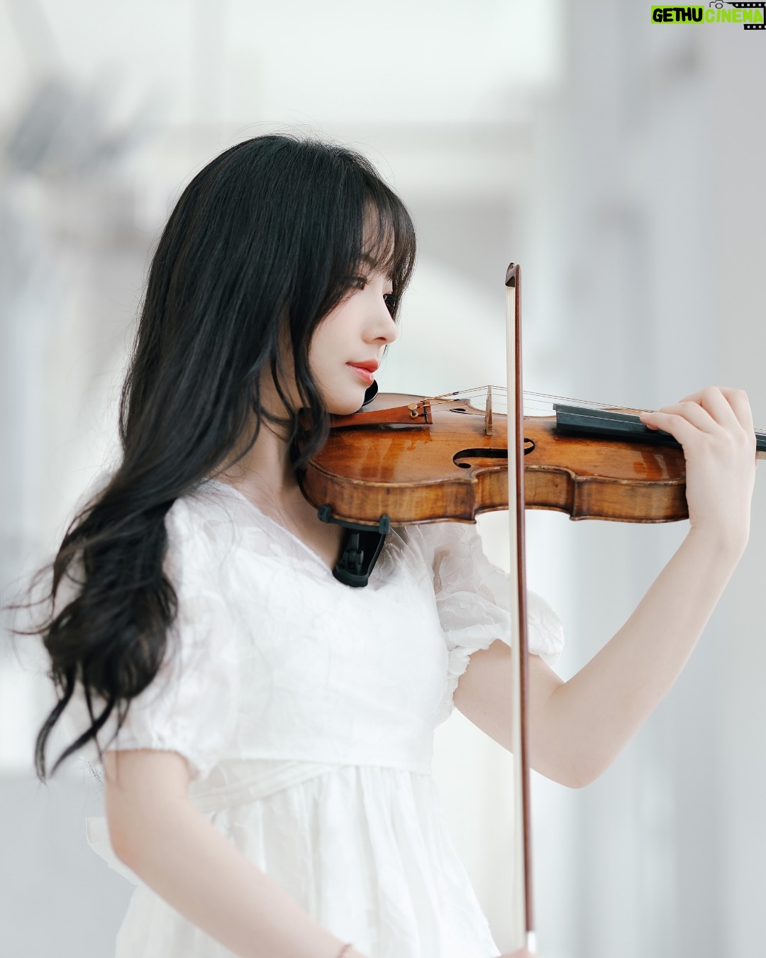 Chloe Chua - 7.4K Likes - “Mozart’s music has always been very close to my heart. It has grown on me through much exposure to it since young. As one of the towering figures of the Classical era, Mozart’s prolific output is so frequently played on radio stations, in concert halls or even by students preparing for their music exams or competitions. I am especially enchanted by the elegant, youthful and energetic characteristics of his music. Hearing and playing Mozart’s works makes me feel alive - as if I have just taken a breath of fresh air.” @violinistchloechua 

Mozart: Violin Concerto No. 2: III. Rondeau. Allegro from Chloe Chua’s forthcoming album ‘Mozart Violin Concertos’ with @singaporesymphony, @ziyuheviolin & maestro Hans Graf is out now! Listen on @applemusic @amazonmusic @spotify @qobuz and more! 

 🎶 lnk.to/MozartViolinConcertoChua / 🔗 link in bio
.
.
.
.
.
#newrelease #comingsoon #chloechua #twosetviolin #violin #violinist #prodigy #mozart