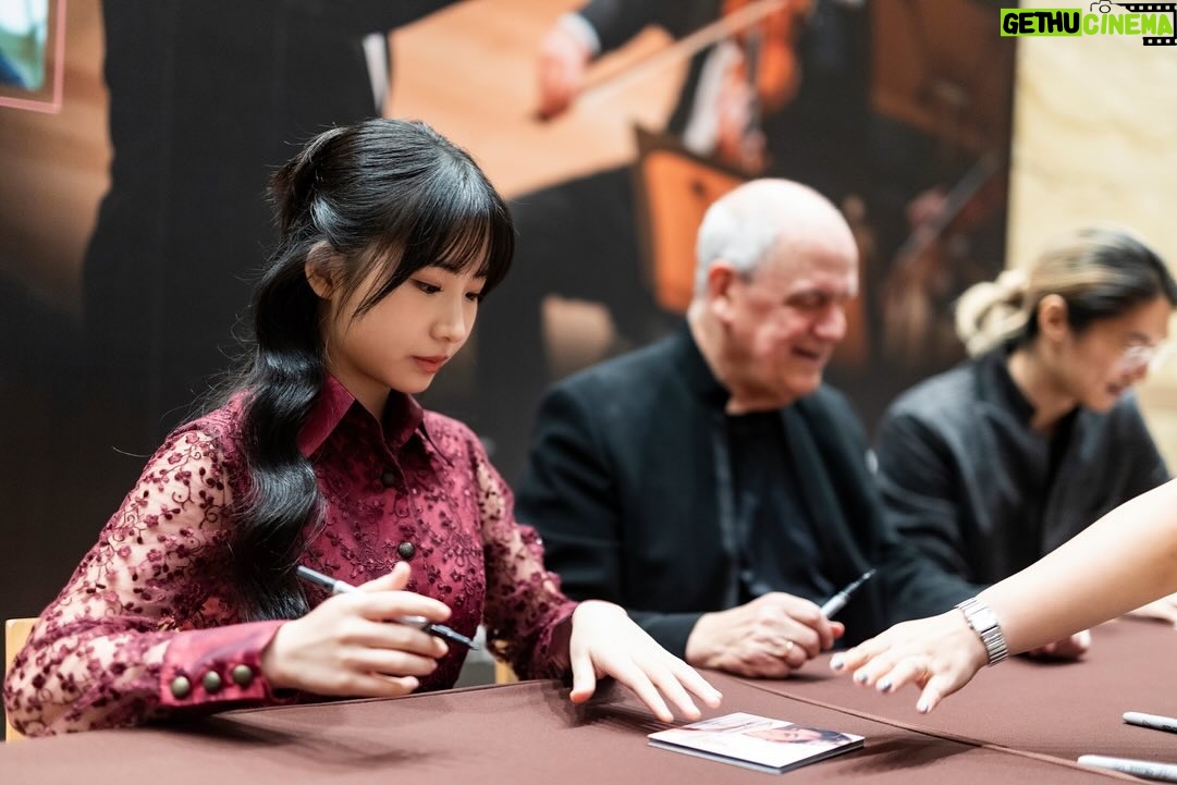 Chloe Chua - 10.6K Likes - Post- concert autograph session after my Brahms Double Concerto concert with cellist Pei Sian, Maestro Hans Graf and SSO on 26 July ✍️💫