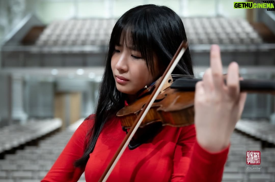 Chloe Chua - 7.2K Likes - In 2018, Chloe Chua won the joint 1st prize at the Yehudi Menuhin International Competition for Young Violinists! It brought her instant stardom and engagements for concerts were stacking up over the next few years. Unfortunately COVID hit. That must be really difficult for a young musician when everything just paused. But Chloe started playing online for her fans, and to cheer migrant workers and healthcare workers during the pandemic. She is now the first Singaporean and the youngest musician to be appointed Artist-In-Residence of the Singapore Symphony Orchestra (SSO) in both the 2022/23 and 2023/24 seasons.

Find out about her journey in “Women Inspiring Women - The National Edition. Women in Singapore Holding Up the Sky”! 

This book will raise funds to support women-focused projects like Singapore Council of Women’s Organisations, SCWO’s Star Shelter program which keeps survivors of family abuse and violence safe; and their programs to support girls and women who face online bullying and harassment. The funds also go to women-led art programs by The Private Museum. 

Please follow the link in my bio for more information on how you can support the initiative!! I appreciate all your generous donations! 

#womeninspiringwomen #thenationaledition #womeninsingapore #holdingupthesky #photobook #womensupportwomen #leicam10r #aposummicron35 #womenphotographers #leicawomen #photobook #portraitphotography #singaporestories