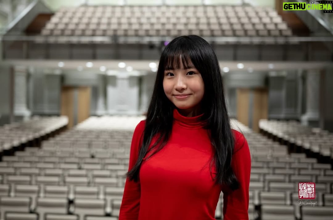 Chloe Chua - 7.2K Likes - In 2018, Chloe Chua won the joint 1st prize at the Yehudi Menuhin International Competition for Young Violinists! It brought her instant stardom and engagements for concerts were stacking up over the next few years. Unfortunately COVID hit. That must be really difficult for a young musician when everything just paused. But Chloe started playing online for her fans, and to cheer migrant workers and healthcare workers during the pandemic. She is now the first Singaporean and the youngest musician to be appointed Artist-In-Residence of the Singapore Symphony Orchestra (SSO) in both the 2022/23 and 2023/24 seasons.

Find out about her journey in “Women Inspiring Women - The National Edition. Women in Singapore Holding Up the Sky”! 

This book will raise funds to support women-focused projects like Singapore Council of Women’s Organisations, SCWO’s Star Shelter program which keeps survivors of family abuse and violence safe; and their programs to support girls and women who face online bullying and harassment. The funds also go to women-led art programs by The Private Museum. 

Please follow the link in my bio for more information on how you can support the initiative!! I appreciate all your generous donations! 

#womeninspiringwomen #thenationaledition #womeninsingapore #holdingupthesky #photobook #womensupportwomen #leicam10r #aposummicron35 #womenphotographers #leicawomen #photobook #portraitphotography #singaporestories