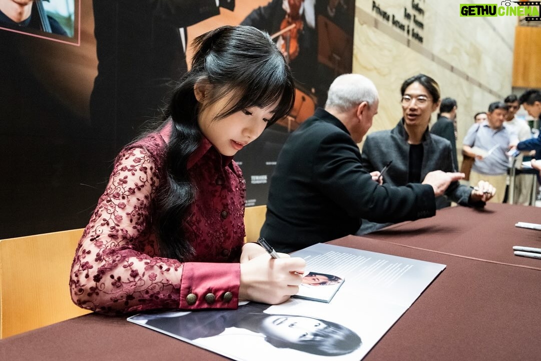Chloe Chua - 10.6K Likes - Post- concert autograph session after my Brahms Double Concerto concert with cellist Pei Sian, Maestro Hans Graf and SSO on 26 July ✍️💫