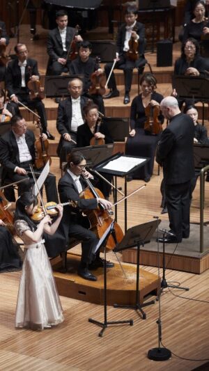Chloe Chua Instagram - Earlier this year, the Singapore Symphony Orchestra made their long-awaited Australian debut in our Concert Hall, joined by teen violin sensation Chloe Chua and Australian-born cellist Ng Pei-Sian. 🎻
Conducted by Music Director Hans Graf, the performance featured Brahms’s final orchestral work, the 1887 Double Concerto for Violin and Cello, Tchaikovsky’s towering fifth symphony, and Luciola singapura, a shimmering new work by young Singaporean composer Koh Cheng Jin.
Watch this incredible performance now. 🎶