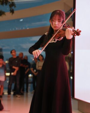 Chloe Chua Instagram - We had a wonderful time with @violinistchloechua, fresh from her tour with us in Australia, at the Today at Apple session last Friday! The session was organised by @applemusic in collaboration with the SSO and our label, @pentatonemusic.
Chloe wowed the crowd with works by Ysaÿe, Bach, and Kam Ning, while sharing with everyone her inspiring journey as a violinist. Her latest album, Butterfly Lovers and Paganini, recorded with the SSO, also hit No. 1 on Apple Music Classical Top 100! 🦋
For all our classical music lovers: exciting news! We've got something special in the works with Chloe, so keep your eyes (and ears) peeled.
📷: Apple Singapore