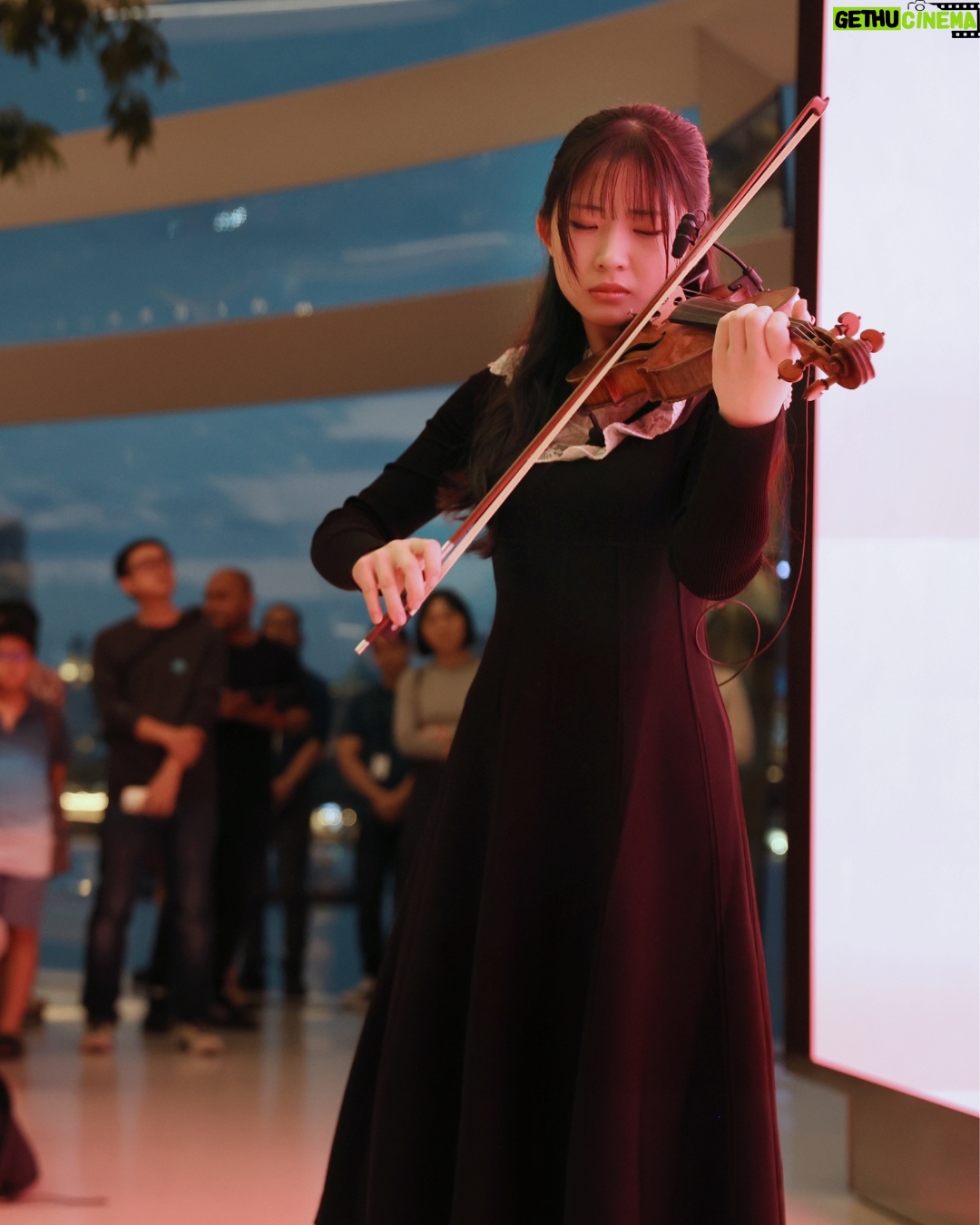Chloe Chua - 8.3K Likes - We had a wonderful time with @violinistchloechua, fresh from her tour with us in Australia, at the Today at Apple session last Friday! The session was organised by @applemusic in collaboration with the SSO and our label, @pentatonemusic. 

Chloe wowed the crowd with works by Ysaÿe, Bach, and Kam Ning, while sharing with everyone her inspiring journey as a violinist. Her latest album, Butterfly Lovers and Paganini, recorded with the SSO, also hit No. 1 on Apple Music Classical Top 100! 🦋

For all our classical music lovers: exciting news! We've got something special in the works with Chloe, so keep your eyes (and ears) peeled.

📷: Apple Singapore