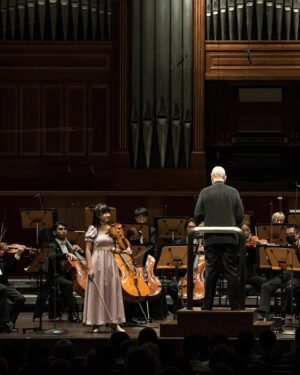 Chloe Chua Instagram - "Whether it was her sensitively-honed tone, natural phrasing or unimpeachable intonation, there were lots to admire." - @bachtrack
SSO Artist-In-Residence Chloe Chua performed Mozart's Violin Concerto No. 4 in D major on 12 & 13 Jan 2023, conducted by Music Director Hans Graf.
📷: @jackyamsc