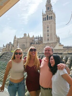 Christina Rapado Instagram - Qué bonito día pasé en Sevilla junto a mi directora y amiga @carmenperonacabrera 💕
Me llevó de ruta por los locales más típicos para hacer la famosa ruta de la cerveza 🍺: lugares mágicos como El Tremendo, con su caña fría y bien tirada.
Después tuve la suerte de conocer a sus padres, que son puro amor 🤍, y terminamos la tarde en el precioso @mariahotel con vistas a la Giralda ✨
Gracias familia Perona/Cabrera por cuidarme tanto. ¡Os quiero! 💫
*Total Outfit: @sheinofficial
#Las3000Maravillas #Esmeralda #Rodaje #CineEspañol #Actriz #christinarapado #cristinarapado #summer2025 #september2025 #spain2025 #singer #actress #model #tvpresenter #diva #beauty #fashion #toxicpeopleout #empoweringwomen #power #richwomen #crazylife #crazysummer #summer #iconic #carmenperona #carmenperonacabrera #FilmLas3000Maravillas
#Sevilla2025 #september