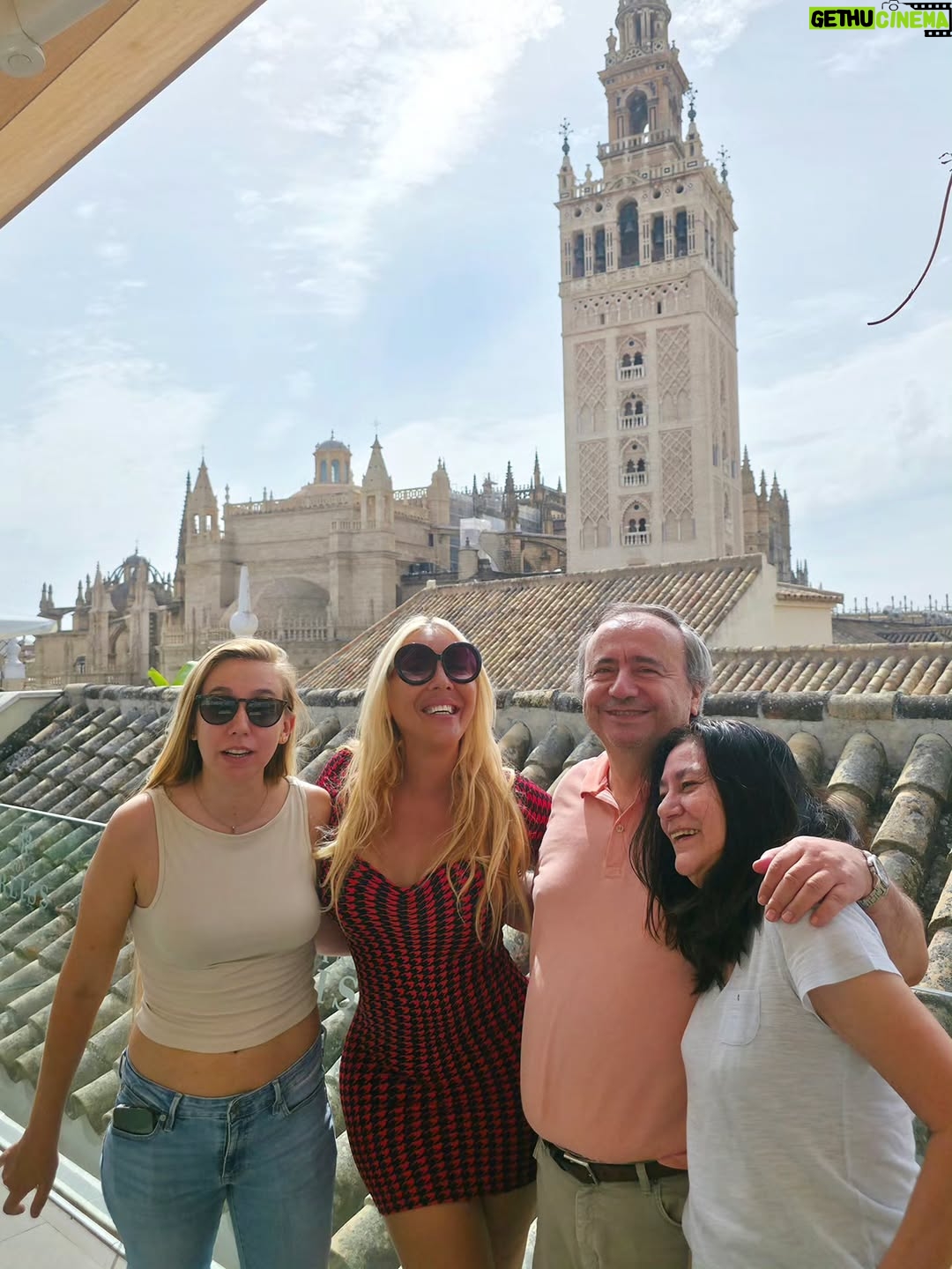 Christina Rapado - 3 Likes - Qué bonito día pasé en Sevilla junto a mi directora y amiga @carmenperonacabrera 💕
Me llevó de ruta por los locales más típicos para hacer la famosa ruta de la cerveza 🍺: lugares mágicos como El Tremendo, con su caña fría y bien tirada.
Después tuve la suerte de conocer a sus padres, que son puro amor 🤍, y terminamos la tarde en el precioso @mariahotel con vistas a la Giralda ✨
Gracias familia Perona/Cabrera por cuidarme tanto. ¡Os quiero! 💫
*Total Outfit: @sheinofficial 
#Las3000Maravillas #Esmeralda #Rodaje #CineEspañol #Actriz #christinarapado #cristinarapado #summer2025 #september2025 #spain2025 #singer #actress #model #tvpresenter #diva #beauty #fashion #toxicpeopleout  #empoweringwomen #power #richwomen #crazylife #crazysummer #summer #iconic #carmenperona #carmenperonacabrera #FilmLas3000Maravillas
#Sevilla2025 #september