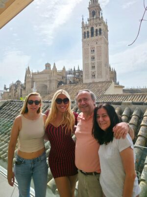 Christina Rapado Instagram - Qué bonito día pasé en Sevilla junto a mi directora y amiga @carmenperonacabrera 💕
Me llevó de ruta por los locales más típicos para hacer la famosa ruta de la cerveza 🍺: lugares mágicos como El Tremendo, con su caña fría y bien tirada.
Después tuve la suerte de conocer a sus padres, que son puro amor 🤍, y terminamos la tarde en el precioso @mariahotel con vistas a la Giralda ✨
Gracias familia Perona/Cabrera por cuidarme tanto. ¡Os quiero! 💫
*Total Outfit: @sheinofficial
#Las3000Maravillas #Esmeralda #Rodaje #CineEspañol #Actriz #christinarapado #cristinarapado #summer2025 #september2025 #spain2025 #singer #actress #model #tvpresenter #diva #beauty #fashion #toxicpeopleout #empoweringwomen #power #richwomen #crazylife #crazysummer #summer #iconic #carmenperona #carmenperonacabrera #FilmLas3000Maravillas
#Sevilla2025 #september