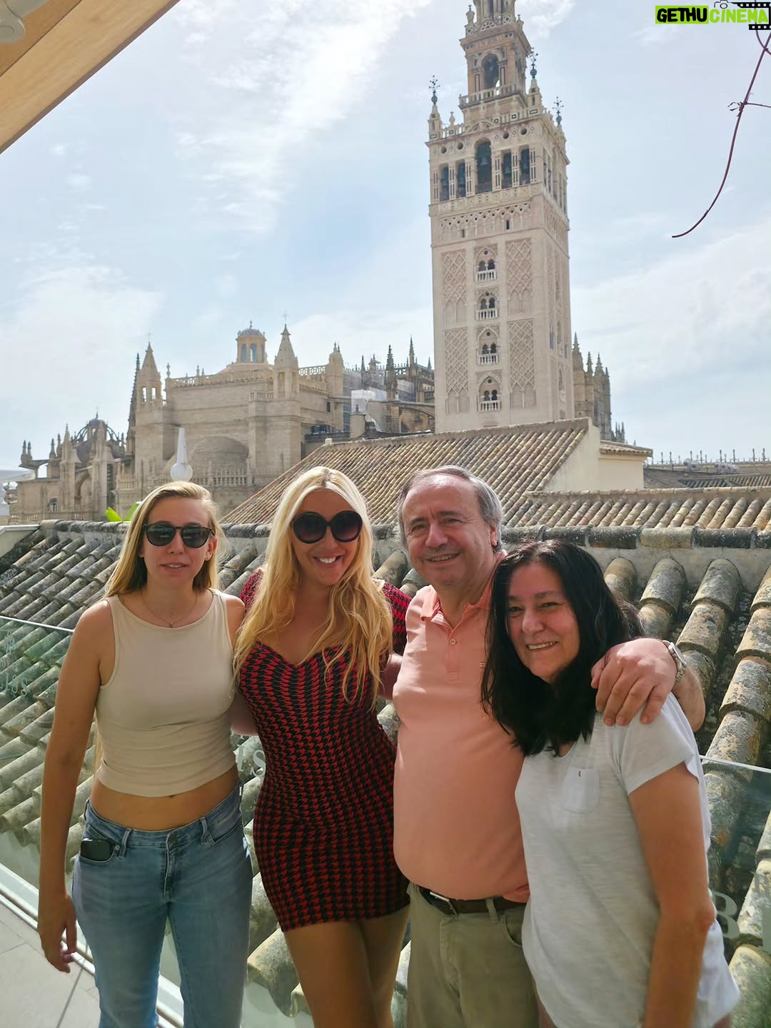 Christina Rapado - 3 Likes - Qué bonito día pasé en Sevilla junto a mi directora y amiga @carmenperonacabrera 💕
Me llevó de ruta por los locales más típicos para hacer la famosa ruta de la cerveza 🍺: lugares mágicos como El Tremendo, con su caña fría y bien tirada.
Después tuve la suerte de conocer a sus padres, que son puro amor 🤍, y terminamos la tarde en el precioso @mariahotel con vistas a la Giralda ✨
Gracias familia Perona/Cabrera por cuidarme tanto. ¡Os quiero! 💫
*Total Outfit: @sheinofficial 
#Las3000Maravillas #Esmeralda #Rodaje #CineEspañol #Actriz #christinarapado #cristinarapado #summer2025 #september2025 #spain2025 #singer #actress #model #tvpresenter #diva #beauty #fashion #toxicpeopleout  #empoweringwomen #power #richwomen #crazylife #crazysummer #summer #iconic #carmenperona #carmenperonacabrera #FilmLas3000Maravillas
#Sevilla2025 #september