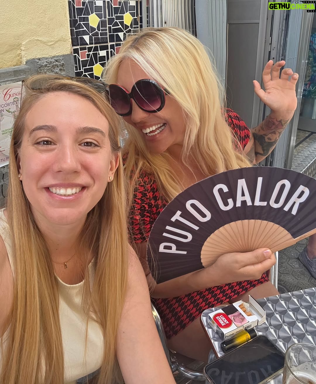 Christina Rapado - 3 Likes - Qué bonito día pasé en Sevilla junto a mi directora y amiga @carmenperonacabrera 💕
Me llevó de ruta por los locales más típicos para hacer la famosa ruta de la cerveza 🍺: lugares mágicos como El Tremendo, con su caña fría y bien tirada.
Después tuve la suerte de conocer a sus padres, que son puro amor 🤍, y terminamos la tarde en el precioso @mariahotel con vistas a la Giralda ✨
Gracias familia Perona/Cabrera por cuidarme tanto. ¡Os quiero! 💫
*Total Outfit: @sheinofficial 
#Las3000Maravillas #Esmeralda #Rodaje #CineEspañol #Actriz #christinarapado #cristinarapado #summer2025 #september2025 #spain2025 #singer #actress #model #tvpresenter #diva #beauty #fashion #toxicpeopleout  #empoweringwomen #power #richwomen #crazylife #crazysummer #summer #iconic #carmenperona #carmenperonacabrera #FilmLas3000Maravillas
#Sevilla2025 #september