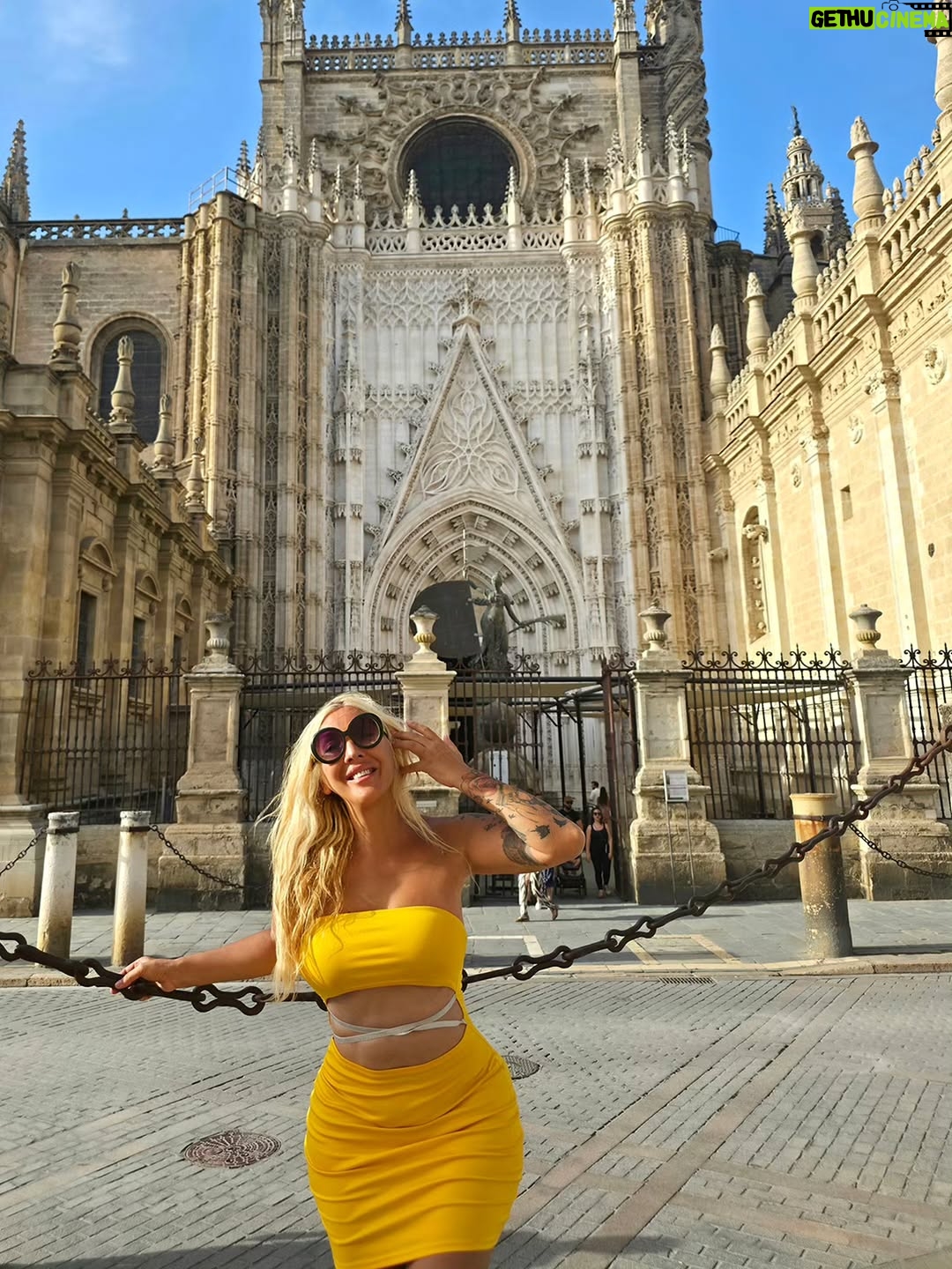 Christina Rapado - 3 Likes - SEVILLA...
*Total Outfit: @sheinofficial 
*Fotos 16 y 17 con: @mar.arauzo y @rafab2078 en @barcasalamoneda 
#Las3000Maravillas #Esmeralda #Rodaje #CineEspañol #Actriz #christinarapado #cristinarapado #summer2025 #september2025 #spain2025 #singer #actress #model #tvpresenter #diva #beauty #fashion #toxicpeopleout  #empoweringwomen #power #richwomen #crazylife #crazysummer #summer #iconic #carmenperona #carmenperonacabrera #FilmLas3000Maravillas
#Sevilla2025 #september