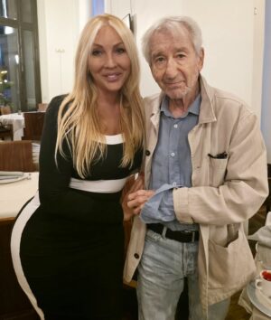Christina Rapado Instagram - Si algo me encanta de José Sacristán es que no se anda con rodeos: “yo soy al pan pan y al vino vino”.
Ayer en @lapeceradelcirculo , entre risas y consejos, me regaló otra de sus frases inolvidables.
Qué suerte tenerte, maestro. Te quiero, José. 🙌❤️
*Total Outfit: @sheinofficial
#JoseSacristan #Madrid2025 #christinarapado #cristinarapado #autumn2025 #September2025 #spain2025 #singer #actress #model #tvpresenter #tattooedgirl #diva #beauty #fashion #toxicpeopleout #richandpowerfulwomen #empoweringwomen #power #richwomen #crazylife #crazyautumn #summer #iconic #influencer #JoséSacristán