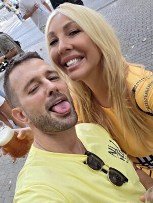 Christina Rapado Instagram - ✨ El sábado por la tarde también celebramos el cumple de otro gran amigo: el periodista y presentador @jolaraque 🎉🙌. Fue una reunión exprés y muy loca en su barrio, pero llena de risas, buena energía y momentos que valen oro 🥳🍻.
Por cierto, quedé totalmente fascinada con @pacosanchezmu … ¡qué maravilla de hombre y qué divertido!
*Total Outfit: @sheinofficial
*Nails: @dunas.villaviciosa
#JoseAraque #CumpleañosJoseAraque #christinarapado #cristinarapado #summer2025 #September2025 #spain2025 #Madrid2025 #singer #actress #model #tvpresenter #tattooedgirl #diva #beauty #fashion #toxicpeopleout #richandpowerfulwomen #empoweringwomen #power #richwomen #crazylife #crazysummer #summer #iconic #influencer #LosAmiguisDeLaRapado