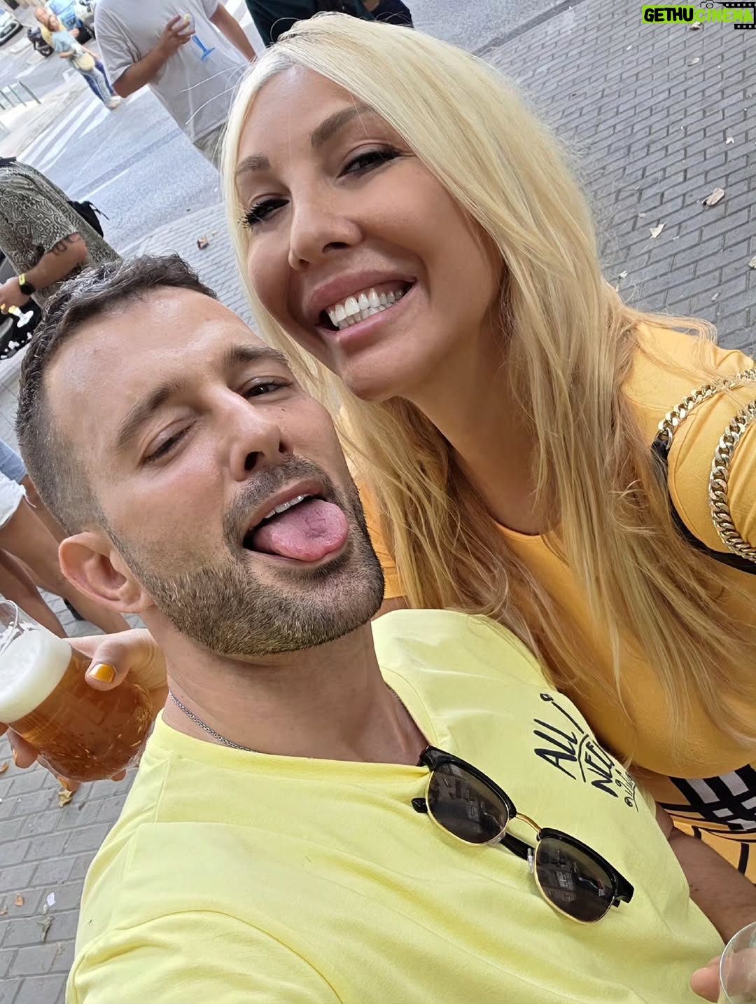 Christina Rapado - 3 Likes - ✨ El sábado por la tarde también celebramos el cumple de otro gran amigo: el periodista y presentador @jolaraque 🎉🙌. Fue una reunión exprés y muy loca en su barrio, pero llena de risas, buena energía y momentos que valen oro 🥳🍻.
Por cierto, quedé totalmente fascinada con @pacosanchezmu … ¡qué maravilla de hombre y qué divertido!
*Total Outfit: @sheinofficial 
*Nails: @dunas.villaviciosa
#JoseAraque #CumpleañosJoseAraque #christinarapado #cristinarapado #summer2025 #September2025 #spain2025 #Madrid2025 #singer #actress #model #tvpresenter #tattooedgirl #diva #beauty #fashion #toxicpeopleout #richandpowerfulwomen #empoweringwomen #power #richwomen #crazylife #crazysummer #summer #iconic #influencer #LosAmiguisDeLaRapado