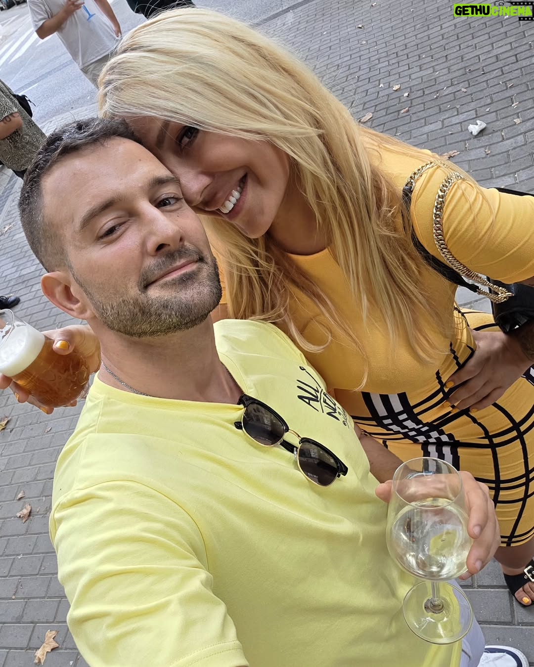 Christina Rapado - 3 Likes - ✨ El sábado por la tarde también celebramos el cumple de otro gran amigo: el periodista y presentador @jolaraque 🎉🙌. Fue una reunión exprés y muy loca en su barrio, pero llena de risas, buena energía y momentos que valen oro 🥳🍻.
Por cierto, quedé totalmente fascinada con @pacosanchezmu … ¡qué maravilla de hombre y qué divertido!
*Total Outfit: @sheinofficial 
*Nails: @dunas.villaviciosa
#JoseAraque #CumpleañosJoseAraque #christinarapado #cristinarapado #summer2025 #September2025 #spain2025 #Madrid2025 #singer #actress #model #tvpresenter #tattooedgirl #diva #beauty #fashion #toxicpeopleout #richandpowerfulwomen #empoweringwomen #power #richwomen #crazylife #crazysummer #summer #iconic #influencer #LosAmiguisDeLaRapado