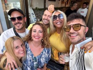 Christina Rapado Instagram - ✨ El sábado por la tarde también celebramos el cumple de otro gran amigo: el periodista y presentador @jolaraque 🎉🙌. Fue una reunión exprés y muy loca en su barrio, pero llena de risas, buena energía y momentos que valen oro 🥳🍻.
Por cierto, quedé totalmente fascinada con @pacosanchezmu … ¡qué maravilla de hombre y qué divertido!
*Total Outfit: @sheinofficial
*Nails: @dunas.villaviciosa
#JoseAraque #CumpleañosJoseAraque #christinarapado #cristinarapado #summer2025 #September2025 #spain2025 #Madrid2025 #singer #actress #model #tvpresenter #tattooedgirl #diva #beauty #fashion #toxicpeopleout #richandpowerfulwomen #empoweringwomen #power #richwomen #crazylife #crazysummer #summer #iconic #influencer #LosAmiguisDeLaRapado