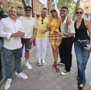 Christina Rapado Instagram - ✨ El sábado por la tarde también celebramos el cumple de otro gran amigo: el periodista y presentador @jolaraque 🎉🙌. Fue una reunión exprés y muy loca en su barrio, pero llena de risas, buena energía y momentos que valen oro 🥳🍻.
Por cierto, quedé totalmente fascinada con @pacosanchezmu … ¡qué maravilla de hombre y qué divertido!
*Total Outfit: @sheinofficial
*Nails: @dunas.villaviciosa
#JoseAraque #CumpleañosJoseAraque #christinarapado #cristinarapado #summer2025 #September2025 #spain2025 #Madrid2025 #singer #actress #model #tvpresenter #tattooedgirl #diva #beauty #fashion #toxicpeopleout #richandpowerfulwomen #empoweringwomen #power #richwomen #crazylife #crazysummer #summer #iconic #influencer #LosAmiguisDeLaRapado