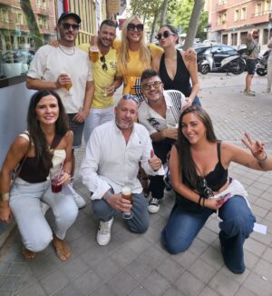 Christina Rapado Instagram - ✨ El sábado por la tarde también celebramos el cumple de otro gran amigo: el periodista y presentador @jolaraque 🎉🙌. Fue una reunión exprés y muy loca en su barrio, pero llena de risas, buena energía y momentos que valen oro 🥳🍻.
Por cierto, quedé totalmente fascinada con @pacosanchezmu … ¡qué maravilla de hombre y qué divertido!
*Total Outfit: @sheinofficial
*Nails: @dunas.villaviciosa
#JoseAraque #CumpleañosJoseAraque #christinarapado #cristinarapado #summer2025 #September2025 #spain2025 #Madrid2025 #singer #actress #model #tvpresenter #tattooedgirl #diva #beauty #fashion #toxicpeopleout #richandpowerfulwomen #empoweringwomen #power #richwomen #crazylife #crazysummer #summer #iconic #influencer #LosAmiguisDeLaRapado